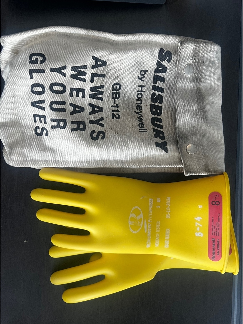 Salisbury by Honeywell Electrical Insulating Rubber Gloves Size 8 1/2 w/ bag
